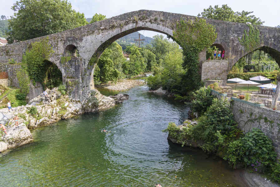 Principado de Asturias 001 - Cangas de Onís - puente romano.jpg